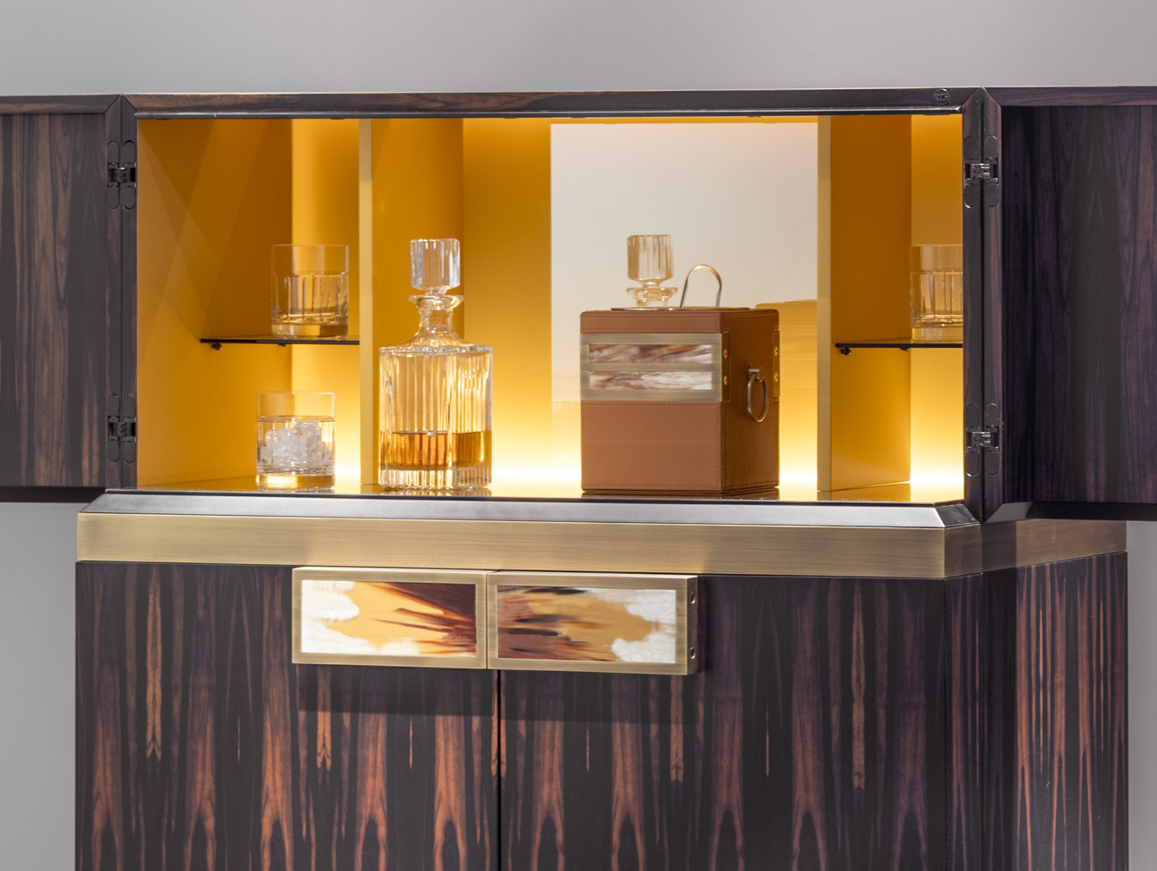 Cabinets and bookcases - Cosmopolitan bar cabinet in horn and Makassar ebony veneer and burnished brass - derail - Arcahorn