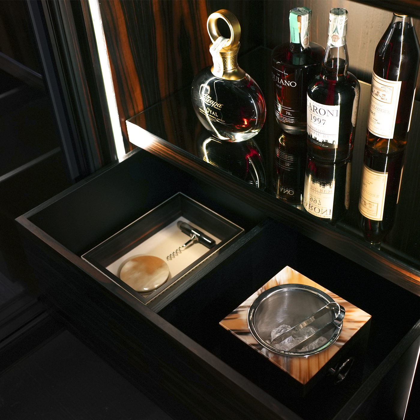 Cabinets and bookcases - Manhattan wine cellar in horn and Makassar ebony veneer 4450 - detail - Arcahorn