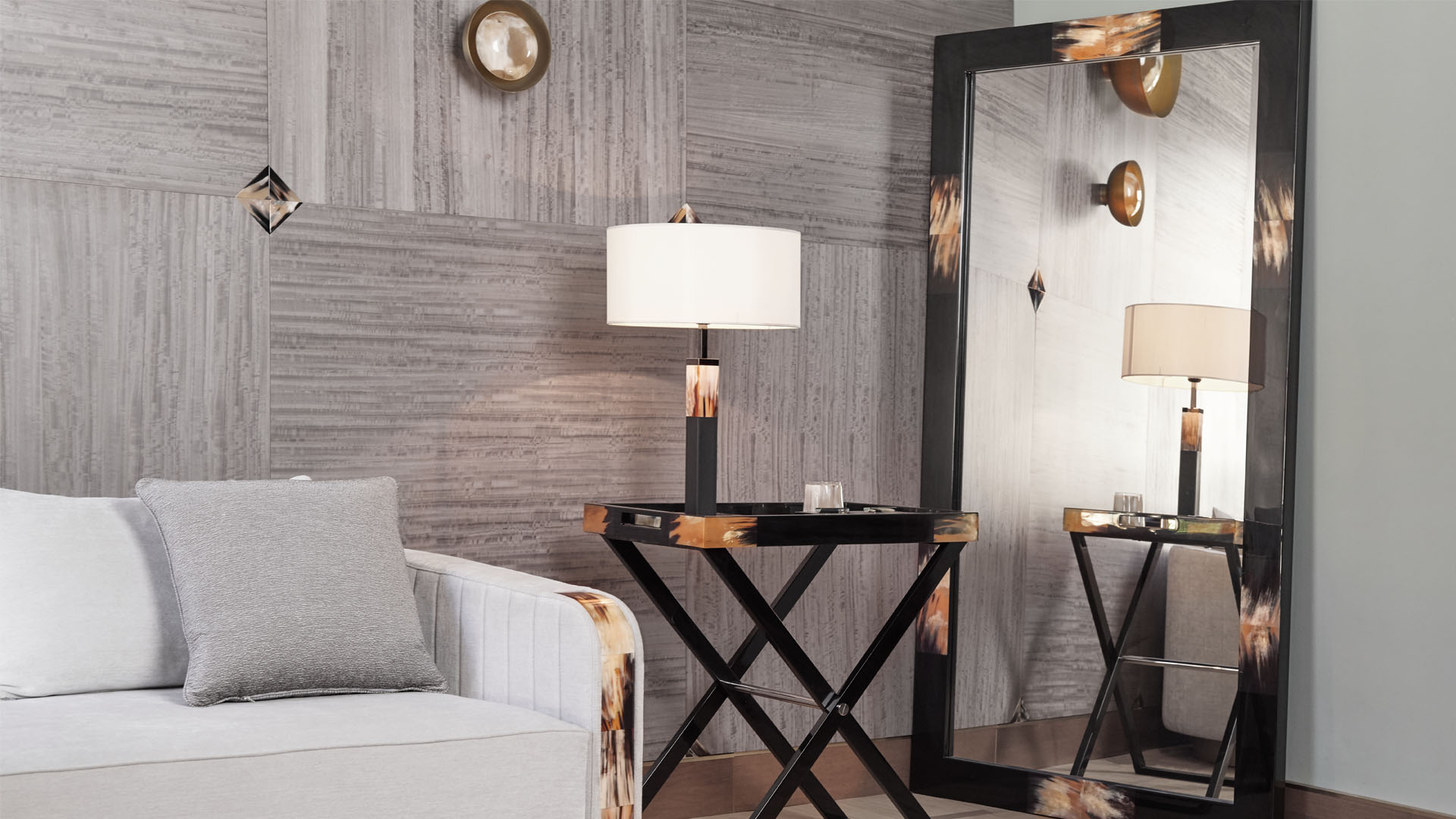 Wall mirrors - Erasmo rectangular wall mirror in glossy black lacquered wood and horn - ambiance picture - Arcahorn